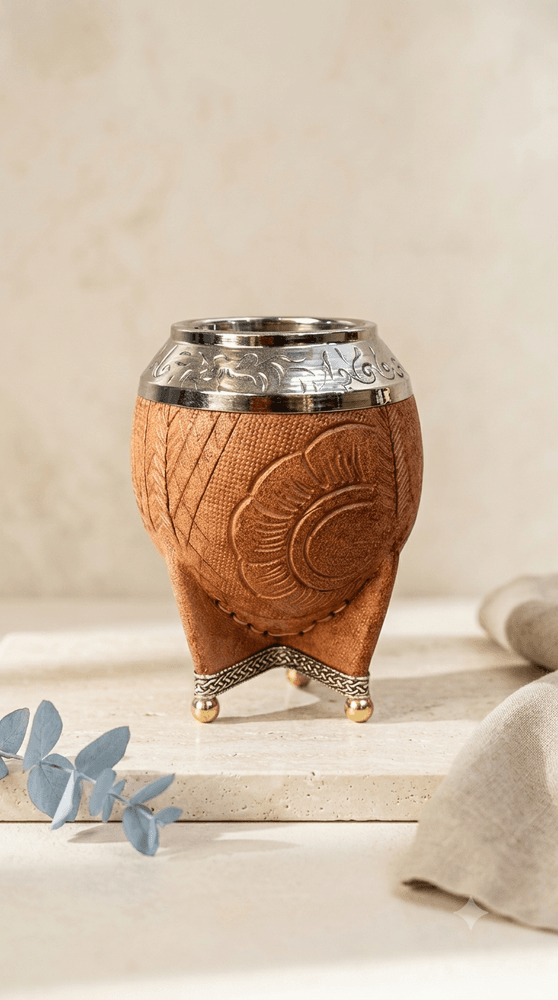 Mate Torpedo Alpaca Cincelada y Cuero Natural Repujado